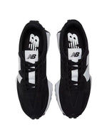 Dessus des Baskets sneakers noires et blanches new balance 327 logo n surdimensionne daim et mesh semelle crampons