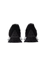 Talons des Baskets sneakers noires et blanches new balance 327 logo n surdimensionne daim et mesh semelle crampons