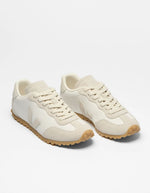 Dessus des Baskets basses pour femme et homme en cuir blanc et empiècements suède naturel avec semelle crantée, modèle GT Leather White Natural de VEJA.