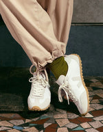 Silhouette avec les Baskets basses pour femme et homme en cuir blanc et empiècements suède naturel avec semelle crantée, modèle GT Leather White Natural de VEJA.