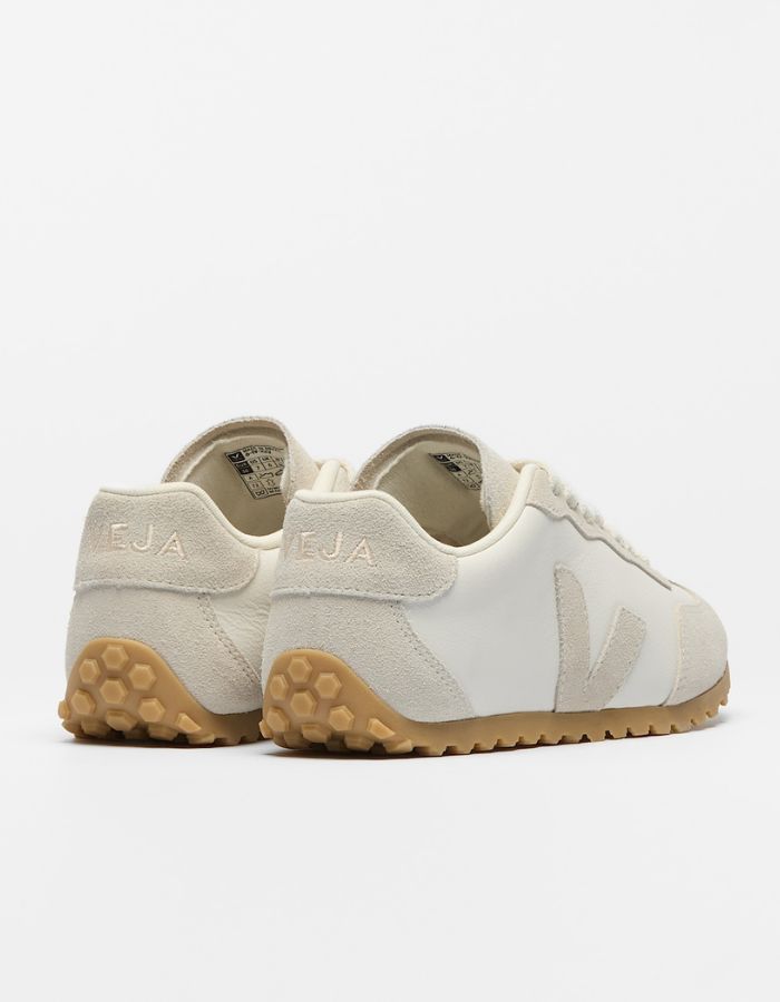 Talons des Baskets basses pour femme et homme en cuir blanc et empiècements suède naturel avec semelle crantée, modèle GT Leather White Natural de VEJA.
