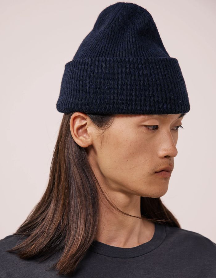 Silhouette avec le Bonnet homme en laine merinos bleu marine hartford sans coutures seamless revers