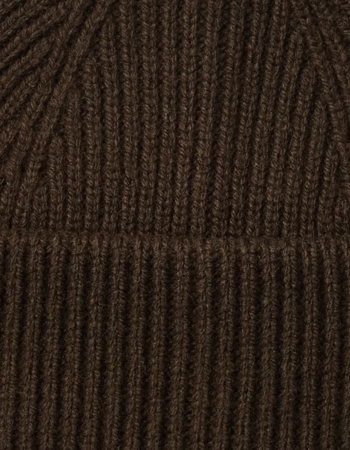Matière du Bonnet sailor court en laine merinos marron chocolat avec revers cotele marque Selected
