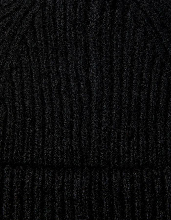 Matière du Bonnet sailor court en laine merinos noir avec revers cotele marque Selected.