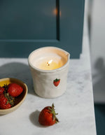 Ambiance déco avec la Bougie parfumee paddywax bistro strawberry pot ceramique cannelee fraise champagne