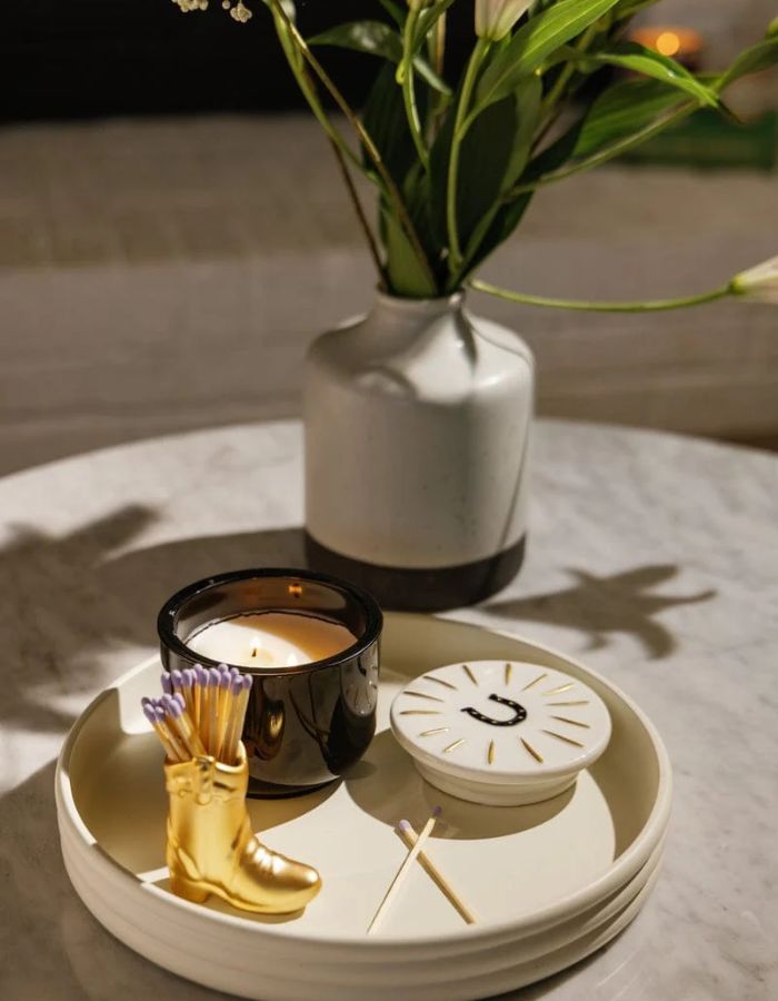 Ambiance déco avec la Bougie parfumee paddywax charmed tabac and pine verre noir couvercle ceramique fer a cheval