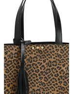 Ve de face du Petit sac cabas pour femme en cuir velours imprimé léopard avec clous métalliques, anses en cuir et bandoulière amovible, modèle Ramita de la marque Loxwood