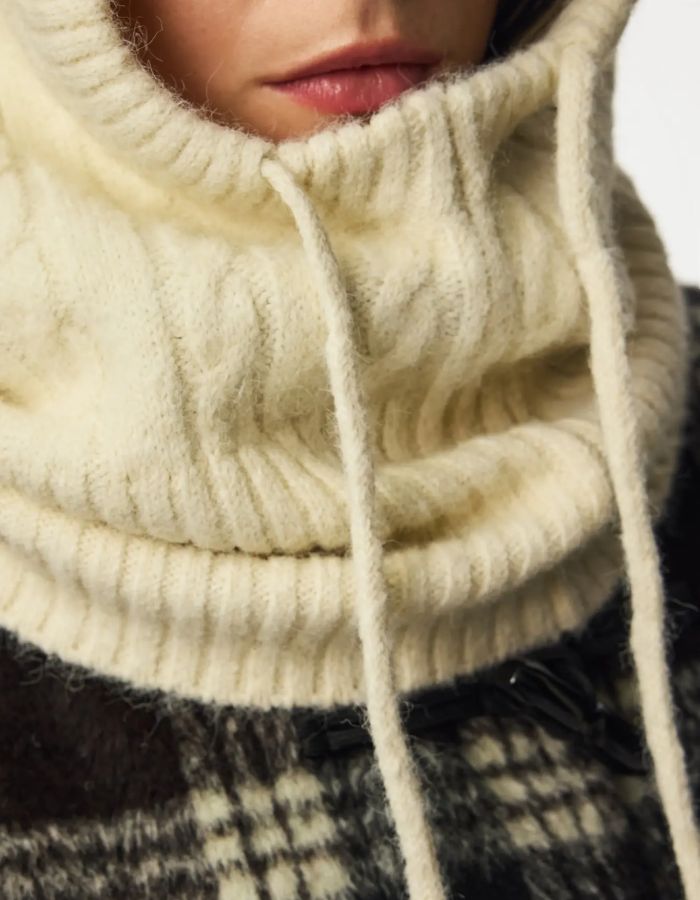 Détail de la Cagoule femme en maille torsadee nambi cable balaclava pieces coloris gris whitecap gray.