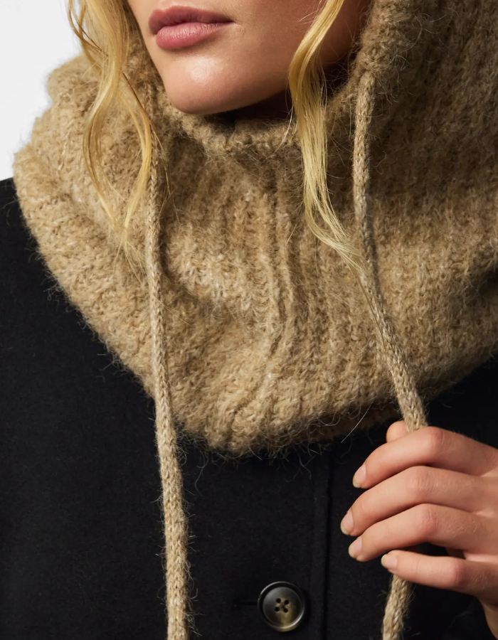 Détail de la Cagoule nambi balaclava beige cordon serrage tricot polyester recycle de la marque Pieces