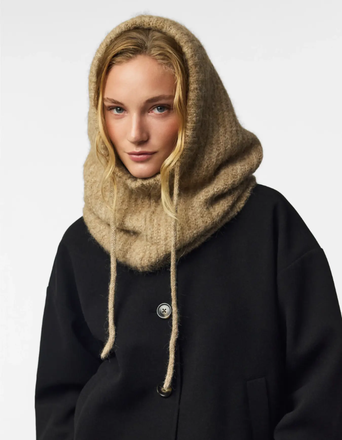Vue de face de la Cagoule nambi balaclava beige cordon serrage tricot polyester recycle de la marque Pieces