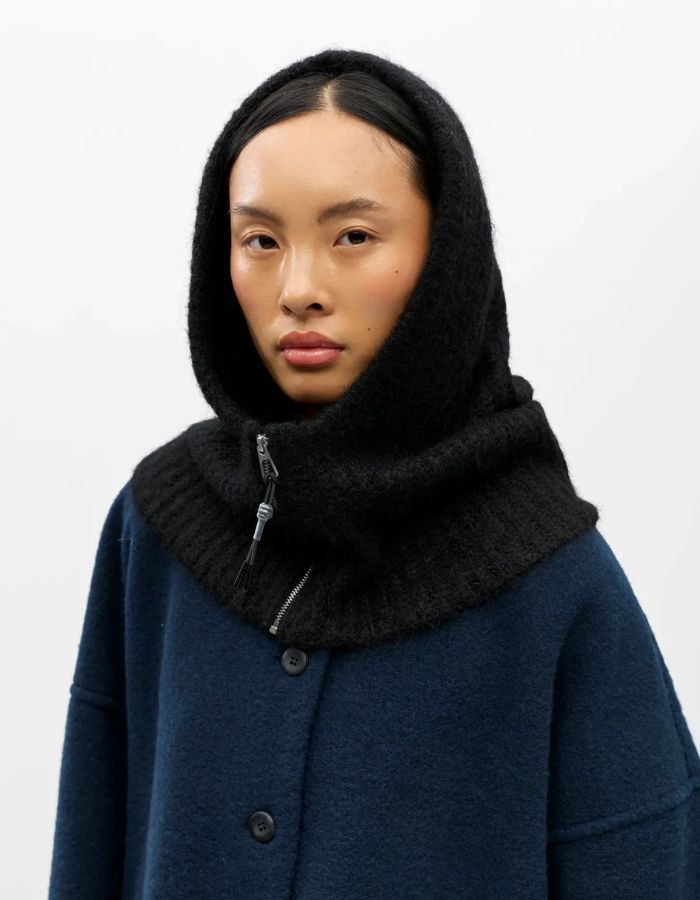 Vue de face de la Cagoule zippee en maille cotele noire balaclava col capuche femme marque Object