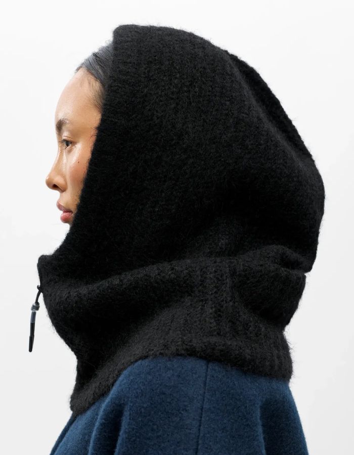 Profil de la Cagoule zippee en maille cotele noire balaclava col capuche femme marque Object