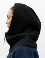 Profil de la Cagoule zippee en maille cotele noire balaclava col capuche femme marque Object
