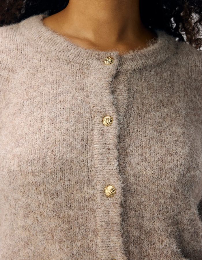 Col du Gilet col rond boutonné pour femme en maille beige chiné humus melange avec manches volumineuses, modèle Saggia de la marque OBJECT.