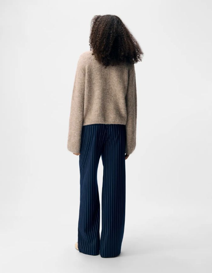Dos du Gilet col rond boutonné pour femme en maille beige chiné humus melange avec manches volumineuses, modèle Saggia de la marque OBJECT.