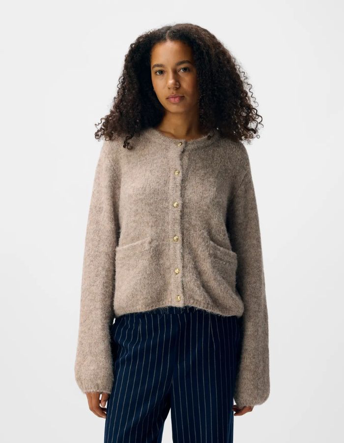 Vue de face du Gilet col rond boutonné pour femme en maille beige chiné humus melange avec manches volumineuses, modèle Saggia de la marque OBJECT.