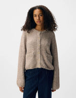 Vue de face du Gilet col rond boutonné pour femme en maille beige chiné humus melange avec manches volumineuses, modèle Saggia de la marque OBJECT.