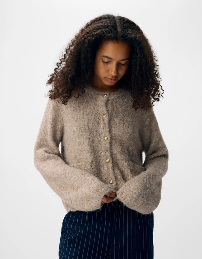 Manches du Gilet col rond boutonné pour femme en maille beige chiné humus melange avec manches volumineuses, modèle Saggia de la marque OBJECT.