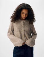 Manches du Gilet col rond boutonné pour femme en maille beige chiné humus melange avec manches volumineuses, modèle Saggia de la marque OBJECT.