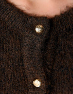 Col du Gilet col rond boutonné pour femme en maille marron chocolat avec manches volumineuses, modèle Saggia de la marque OBJECT.