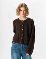 Vue de face du Gilet col rond boutonné pour femme en maille marron chocolat avec manches volumineuses, modèle Saggia de la marque OBJECT.