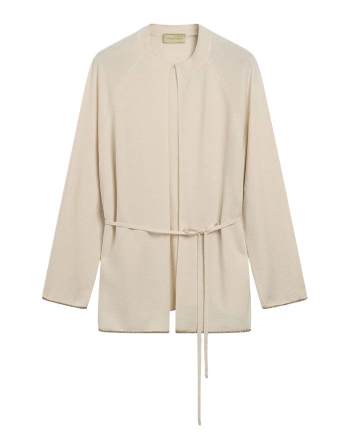 Cardigan à col rond pour femme en pure laine crème, modèle Klak Bis de la marque MOMONI. Présente des manches raglan amples, une fermeture à ruban de laine à nouer et des liserés en lurex doré.