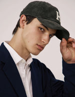 Silhouette avec la Casquette homme en velours cotele vert olive hartford logo brode bride ajustable