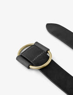 Boucle de la Ceinture pour femme en cuir véritable noir, modèle Pilja de la marque Pieces. Présente une largeur de 3 centimètres idéale pour les passants de jean et se ferme à l'aide d'une boucle métallique travaillée aux détails élégants.