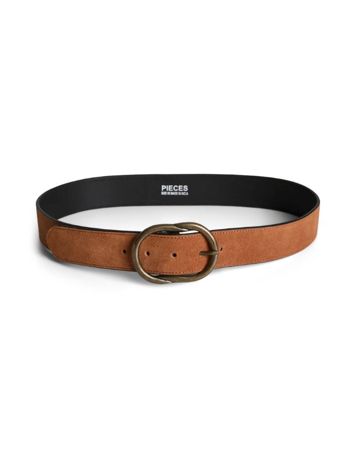Craquez pour la ceinture en daim véritable Laura de PIECES couleur Root Beer. Une ceinture large de 4 cm en cuir suédé de vachette avec une boucle travaillée.
