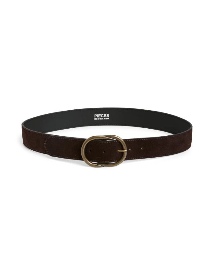 Ceinture large pour femme en daim véritable de couleur marron foncé mocca, modèle Laura de la marque Pieces. Présente une largeur de 4 centimètres avec une texture veloutée et se ferme par une boucle métallique aux détails travaillés.