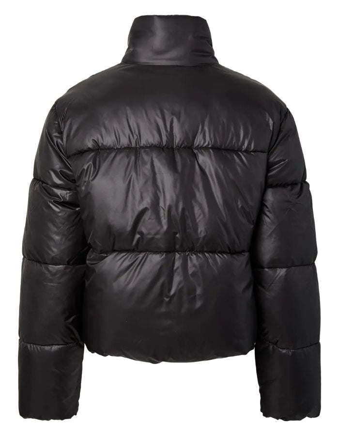 Dos de la Doudoune courte matelassée noire à col montant et fermeture zippée marque PIECES