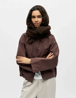 Vue de face de l'Écharpe-cagoule pour femme en maille côtelée marron chocolat avec capuche intégrée, modèle Milu de la marque OBJECT.