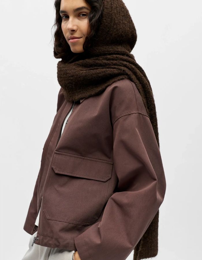 Profil de l'Écharpe-cagoule pour femme en maille côtelée marron chocolat avec capuche intégrée, modèle Milu de la marque OBJECT.