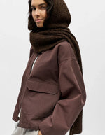 Profil de l'Écharpe-cagoule pour femme en maille côtelée marron chocolat avec capuche intégrée, modèle Milu de la marque OBJECT.