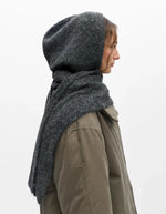 Vue de profil de l'Écharpe-cagoule pour femme en maille côtelée gris foncé dark grey avec capuche intégrée, modèle Milu de la marque OBJECT.