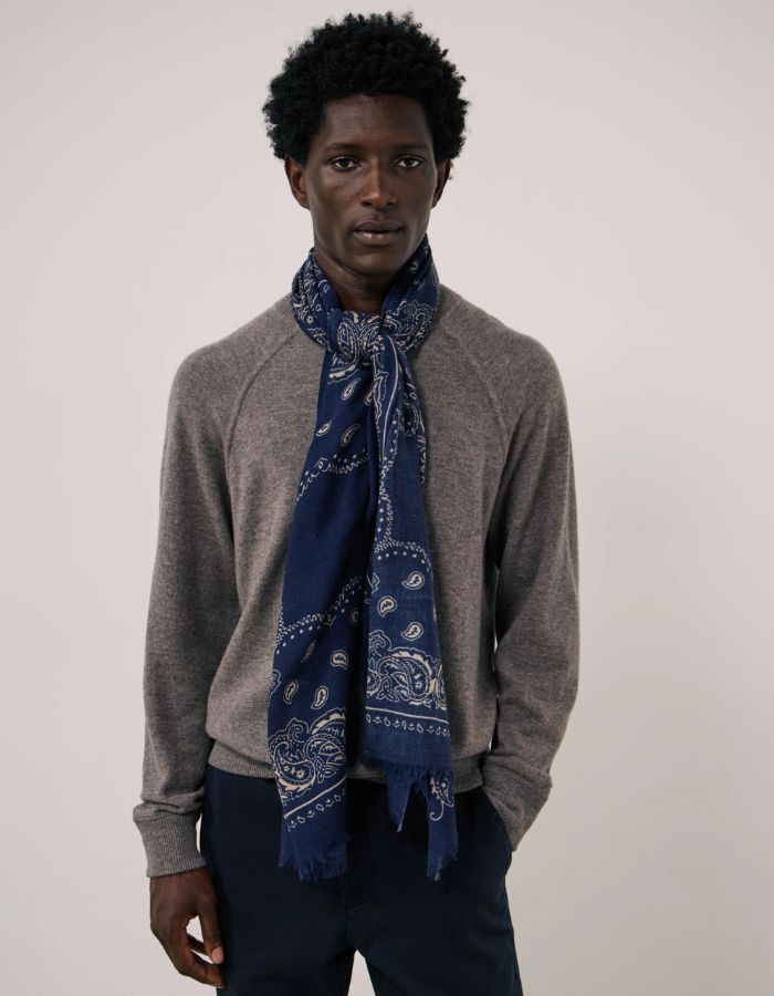 Silhouette avec l'Grande echarpe homme 70x180cm en laine bleu marine hartford imprime paisley bandana