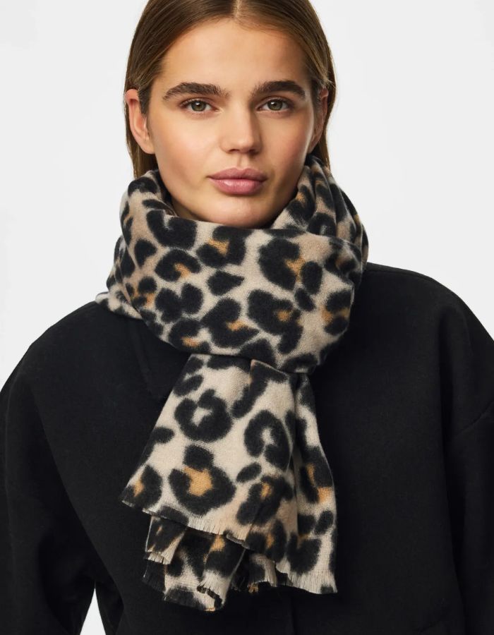 Vue de face de l'Echarpe etole longue jorna black leo pieces leopard noir gris polyester recycle