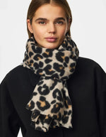 Vue de face de l'Echarpe etole longue jorna black leo pieces leopard noir gris polyester recycle