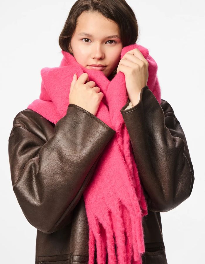 Vue de face de l'Echarpe longue nikita beetroot purple violet franges polyester recycle de la marque Pieces