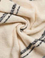 Détail de l'Echarpe longue pyron aop pieces imprimee gris whitecap gray et noir polyester recycle