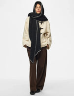 Silhouette avec la Grande echarpe longue xl noire a couture contrastee pyron long scarf pieces 50x210cm