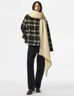Silhouette avec la Grande echarpe longue xl grise et noire whitecap gray pyron long scarf pieces 50x210cm