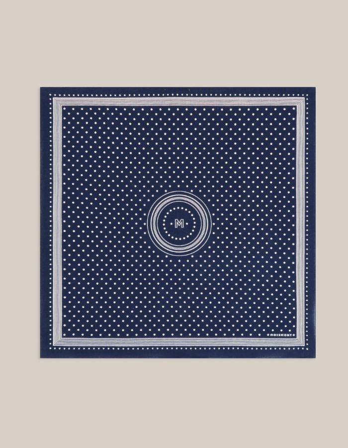 Foulard carré déplié pour femme en coton bleu marine imprimé pois et médaillon étoilé avec bordure rayée, modèle Allegra N°843 couleur Navy de MOISMONT. Format 55x55 cm.