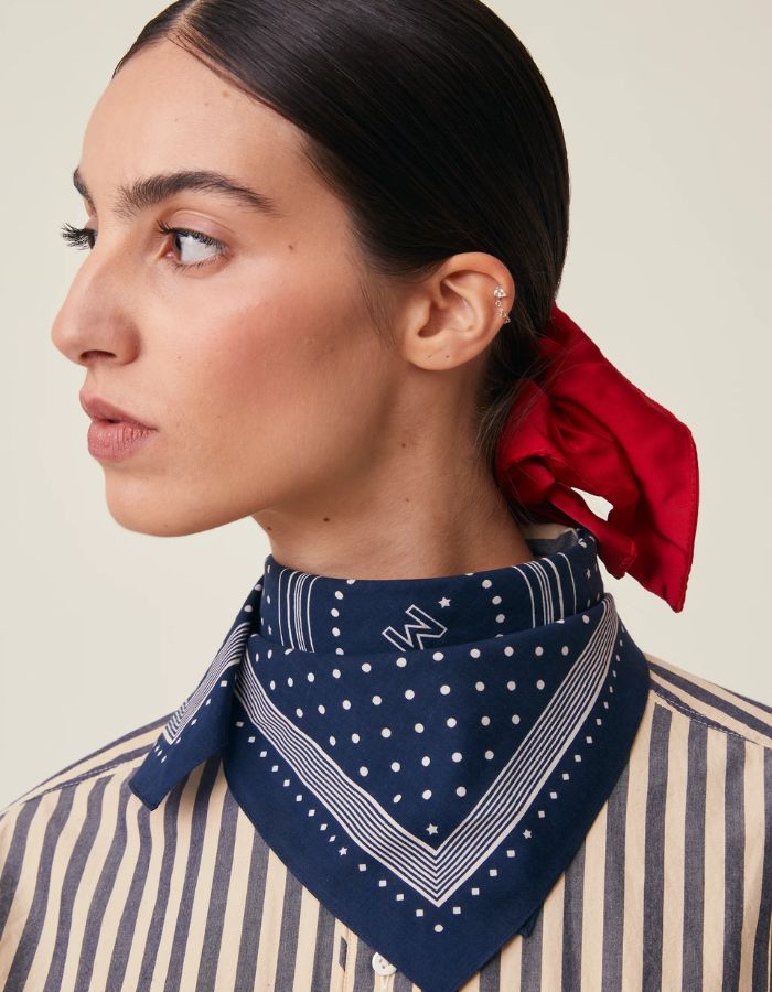 Silhouette avec le Foulard carré pour femme en coton bleu marine imprimé pois et médaillon étoilé avec bordure rayée, modèle Allegra N°843 couleur Navy de MOISMONT. Format 55x55 cm.