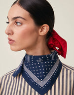 Silhouette avec le Foulard carré pour femme en coton bleu marine imprimé pois et médaillon étoilé avec bordure rayée, modèle Allegra N°843 couleur Navy de MOISMONT. Format 55x55 cm.