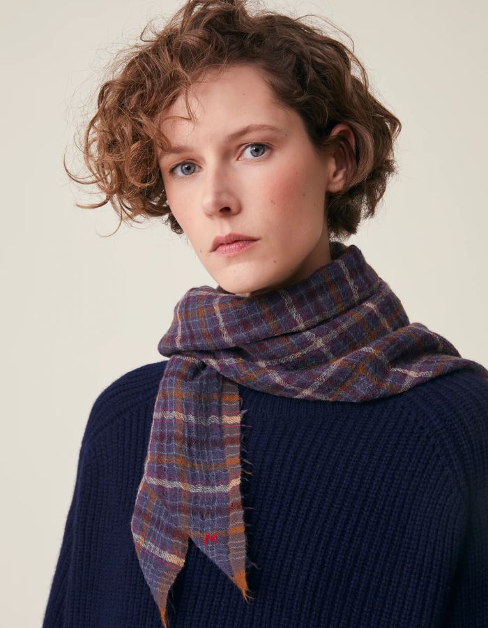 Silhouette avec le Grand foulard carré pour femme en laine fine à motif tartan écossais marron et henné avec bords frangés, modèle Édimbourg N°800 Henna de MOISMONT.