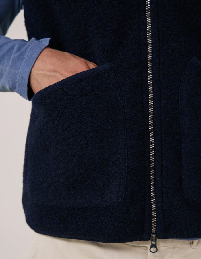Poche du Gilet homme sans manches en laine bouillie bleu marine boiled hartford double zip