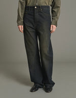 Vue de face du Jean ajusté taille haute pour femme en denim noir sépia avec jambe droite, braguette boutonnée et patch en cuir au dos, modèle Lucien de la marque Soeur.