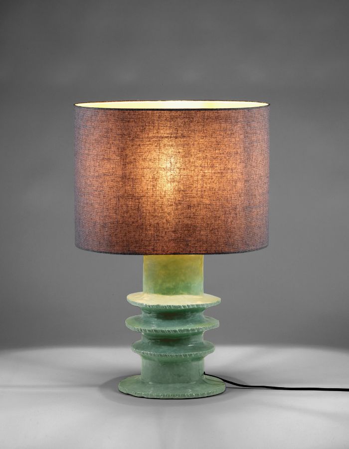 Ecaliarge de la Grande lampe de table sculpturale en céramique bleu clair sauge au pied annelé avec abat-jour en coton blanc, collection Georgia