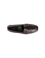 Dssus des mocassins Hema en cuir lisse marron de REQINS. Chic parisien, coupe confortable adaptée à tous les pieds, élégance intemporelle et cuir de qualité.